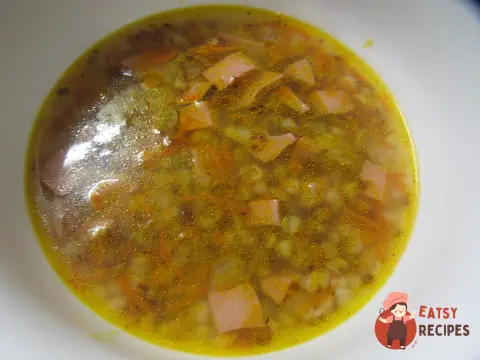 Гречаний суп з ковбасою