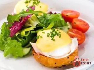 Яйця пашот із смаженою копченою куркою під голландським соусом