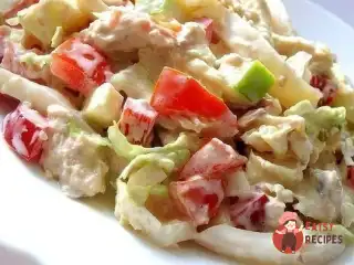 Салат з пекінською капустою, куркою та кальмарами.