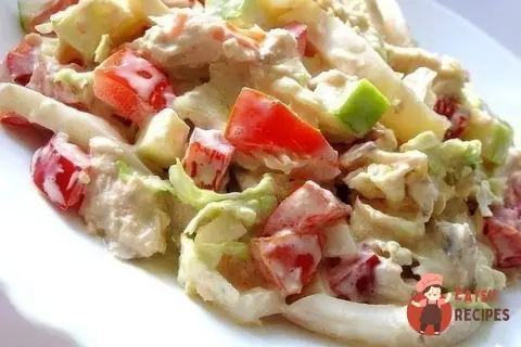 Салат з пекінською капустою, куркою та кальмарами.