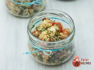 Салат з кіноа, в'ялених та свіжих помідорів та вершкового сиру.