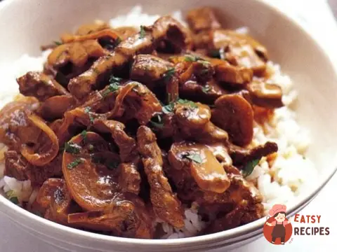 Бефстроганів з грибами, корнішонами та рисом