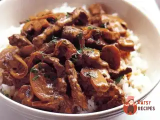 Бефстроганів з грибами, корнішонами та рисом