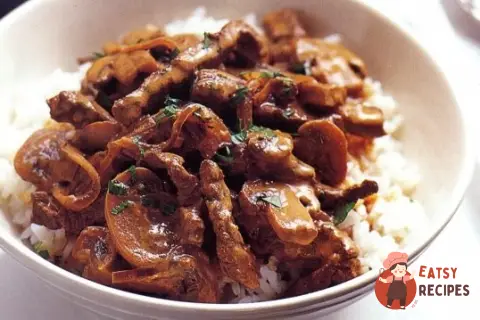 Бефстроганів з грибами, корнішонами та рисом
