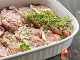 Баранина маринована з часником і орегано.