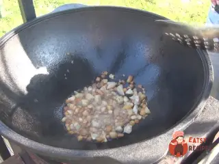 Крок 4: Свиняча корейка з цибулею у казані