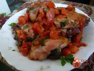 Запечена курка з помідорами