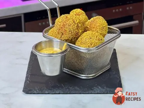 Курячі пончики у фритюрі з соусом каррі-майо