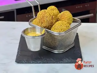 Курячі пончики у фритюрі з соусом каррі-майо