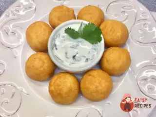 Горохові крокети з сиром, мацоні та кінзою