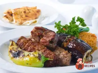 Баранські шашлики в йогурті та спеціях з цукіні