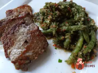 Смажене вим'я з теплим салатом із зеленої квасолі