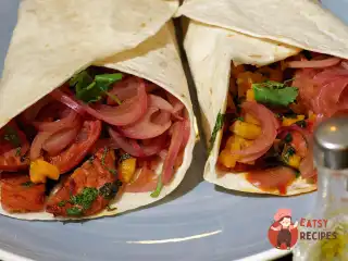 Коржики з гарбузом, гострою ковбасою та маринованою цибулею