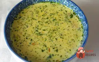 Сирний суп із копченими ковбасками