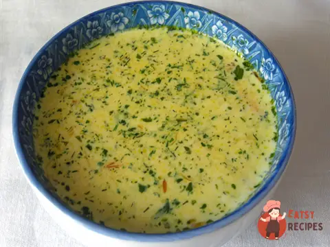Сирний суп із копченими ковбасками