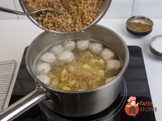 Крок 9: Гречаний суп з фрикадельками