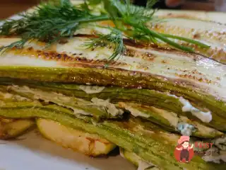 Кабачковий торт з сирним сиром, часником та зеленню