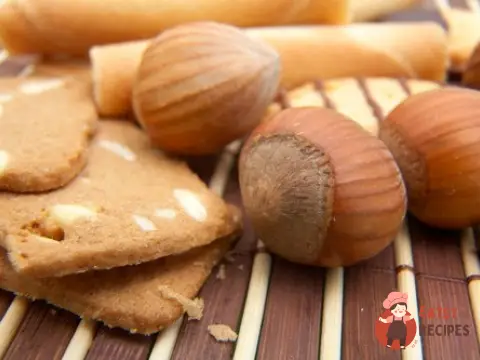 Медове печиво з корицею та лісовими горіхами
