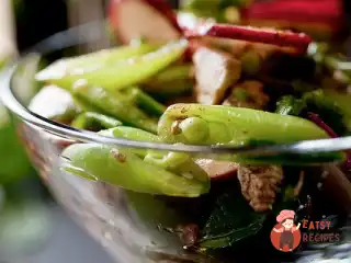 Смажений зелений горошок з редькою та кеш'ю