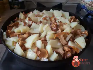 Смажена картопля з лисичками та часником