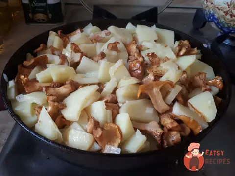Смажена картопля з лисичками та часником