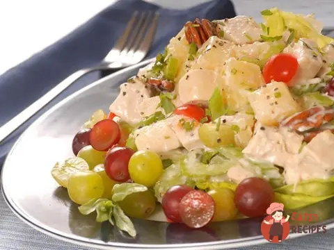 Курячий салат з виноградом, горіхами та каперсами