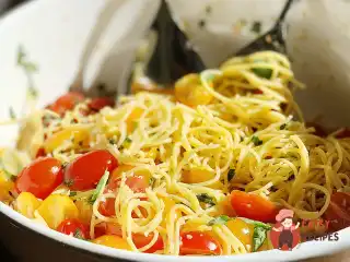 Літня паста з базиліком та томатами чері