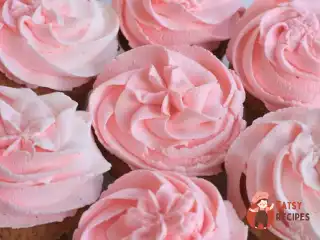 Полуничні капкейки з сирно-полуничним кремом