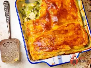 Листковий пиріг з курячим філе, квасолею та сиром
