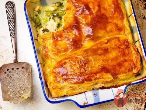 Листковий пиріг з курячим філе, квасолею та сиром