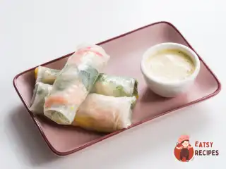 Спрінг-роли з креветками, персиками та листям настурції