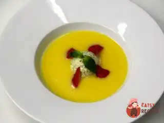 Холодний ананасово-кокосовий суп з морозивом із базиліку.