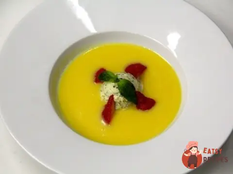 Холодний ананасово-кокосовий суп з морозивом із базиліку.