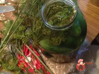 Солоні огірки з естрагоном та листям