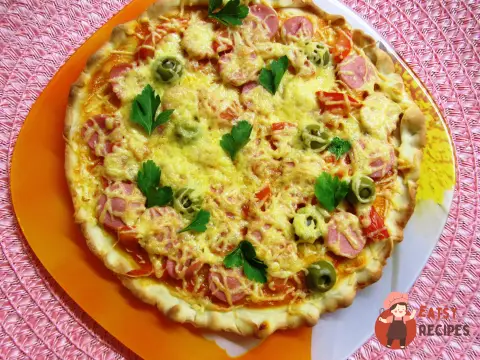 Піца з сосисками та овочами