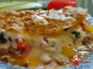 Коржик з фаршем та овочами на сніданок