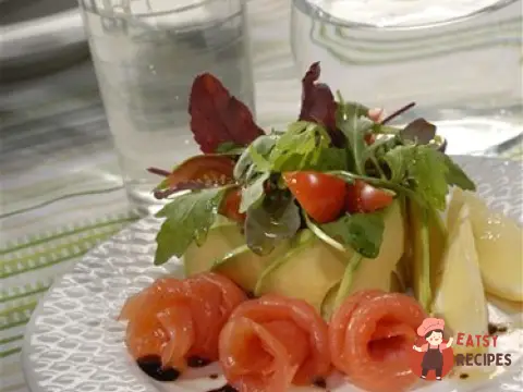 Салат з руколи, мангольду та сьомги