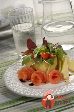 Салат з руколи, мангольду та сьомги