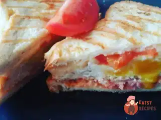 Сендвіч з шинкою, сиром та помідорами чері