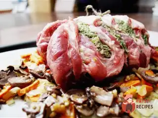 Рулет зі свинини з овочами