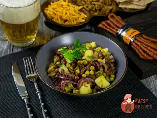 Німецький картопляний салат із ковбасками