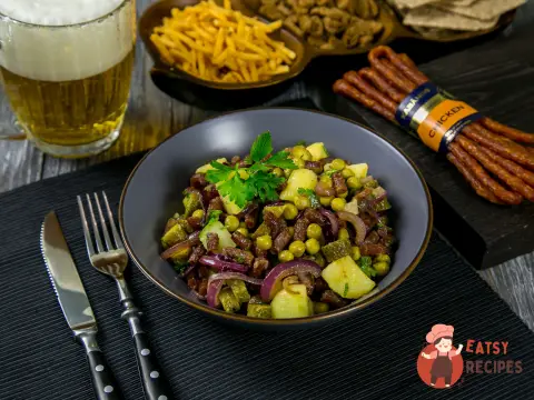 Німецький картопляний салат із ковбасками