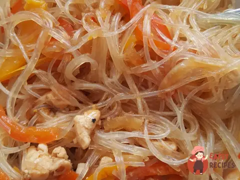 Рисова локшина з куркою та овочами.