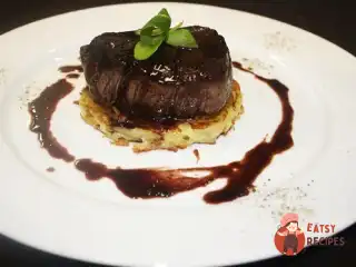 Турнедо з яловичини на планші із соусом «Бароло»