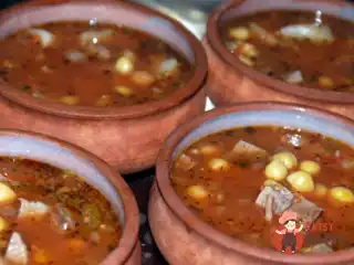 Азербайджанський суп пити в горщиках