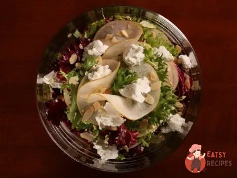 Салат з радиккьо, грушами, рикоттою та волоськими горіхами.