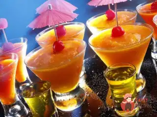 Коктейль з сорбетом з ананасу та персиків