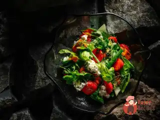 Зелений салат із бринзою та полуницею