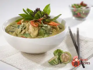 Курка в зеленому каррі