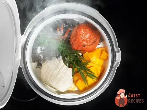 Свиняча корейка з диким рисом, гарбузом, помідорами та естрагоном.